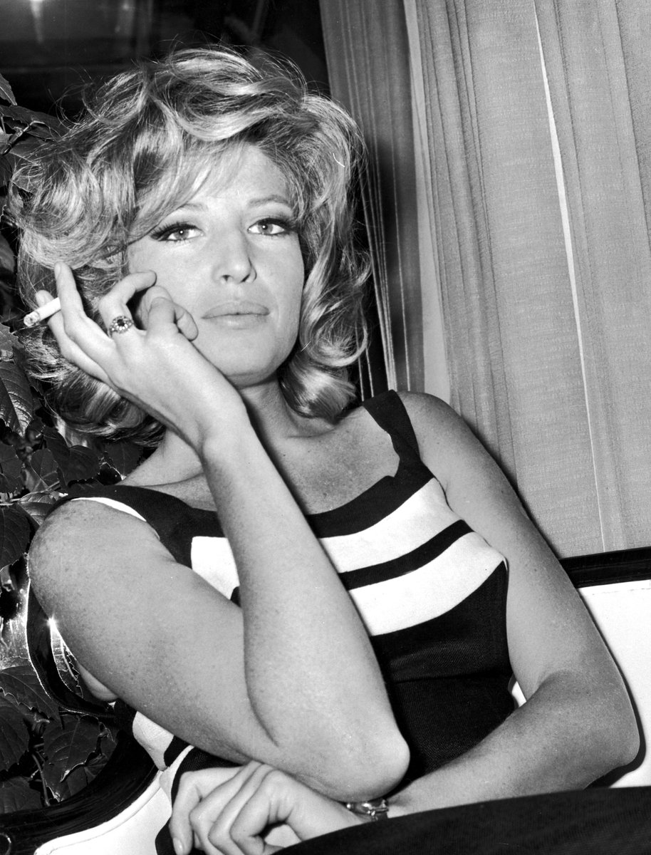 Monica Vitti (Roma, 3 novembre 1931 - Roma, 2 febbraio 2022).
(Coraggio, il meglio è passato)
#cinema #cinemaitaliano #MonicaVitti #italianmovies #movie #vitti #commedia #attrice #Italia #roma