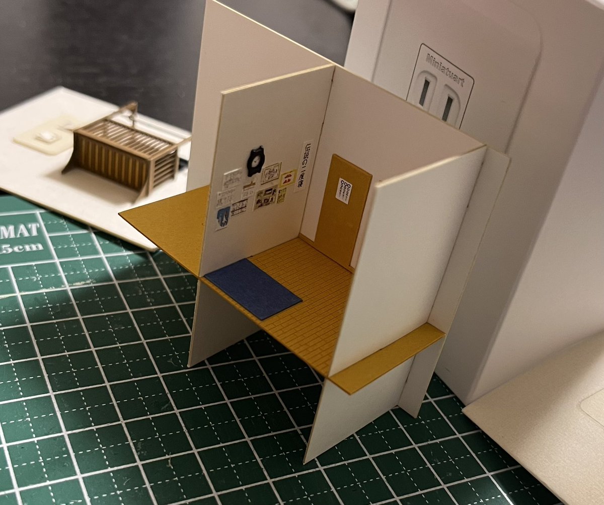 KaYan_ChingYi's tweet photo. こびとのベランダ制作開始③
部屋の中、壁のペタペタ
「伝説の二度寝」座右の銘？🤣
一つ一つが5mm無いの…
次はベッド制作へ

横浜高島屋8階ギャラリーへGo💃
Mozu展覧会は29日(月)までだよ😊
#Mozu展覧会 #miniatuart
#ペーパークラフト #sankei https://t.co/p8L9CMF6r2