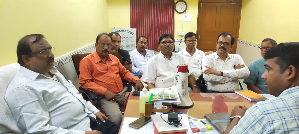 UmakantaBjp's tweet photo. ଆଜି ବାଲେଶ୍ଵର ଜିଲ୍ଲା ବିଜେପି ର ଏକ ପ୍ରତିନିଧି ଟିମ ସଦର BDO ଙ୍କ ସହ ବନ୍ୟା ପରବର୍ତ୍ତୀ ପଦକ୍ଷେପ,FDR ପ୍ରସ୍ତାବ, ପଲିଥିନ ବଣ୍ଟନ , ଘର ଭଙ୍ଗା ସାହାଯ୍ୟ ପ୍ରଭୃତି ବିଷୟରେ ଆଲୋଚନା କରି କ୍ଷତିଗ୍ରସ୍ତ ରାସ୍ତା ଗୁଡ଼ିକ ତୁରନ୍ତ ମରାମତି ପାଇଁ ପ୍ରସ୍ତାବ ଦେବା ସମୟରେ।
@BJP4Odisha https://t.co/bD3FtOaSdO