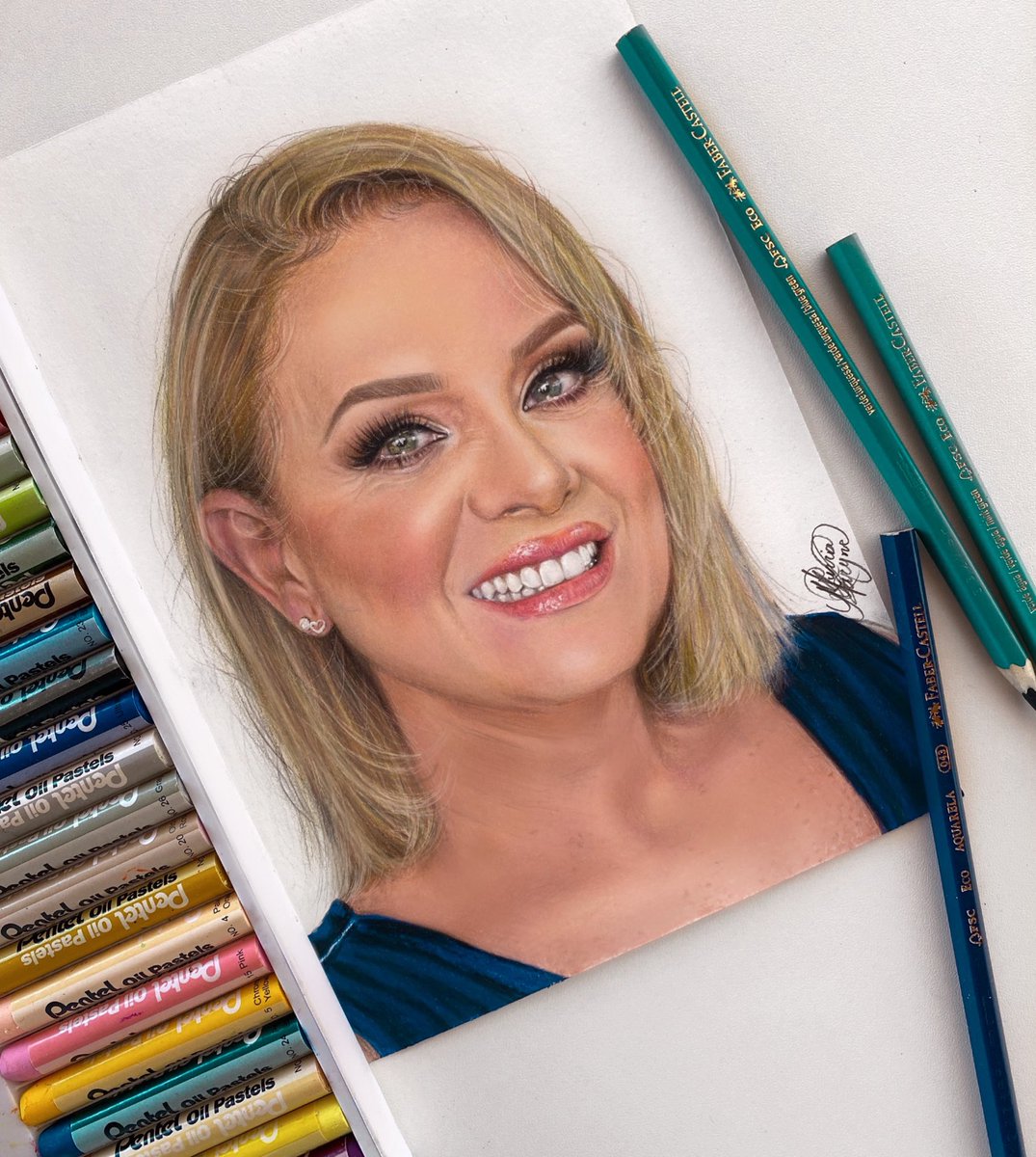 NiviaMaryne's tweet photo. Nuevo dibujo de la reina @ebuenfil ~ Espero que te guste Eri ✨
.
Me ayuden a marcarla, quizás llegue hasta ella 🫧
.
Mi insta @niviamaryneart https://t.co/G9rPI01oEy