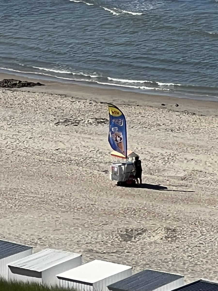 sofiebockaert's tweet image. Ijsjes op het strand. Altijd fijn.. maar kan dat anno 2022 niet met een minder vervuilend karretje @StadNieuwpoort #traktor #stank #dtv #strand #vervuiling