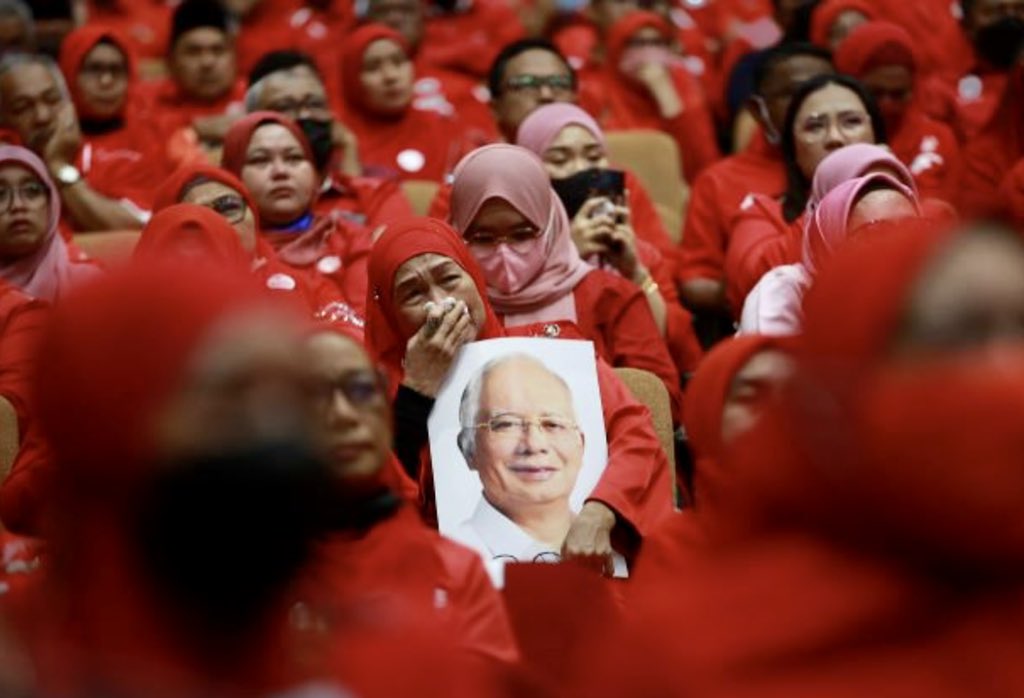 NgaKorMing's tweet photo. Bila UMNO-BN secara buta mempertahankan penyamun yang menggadaikan negara, Pakatan Harapan pula berusaha mencari jalan membela rakyat dan negara. Saudara-saudariku, kini kuasa di dalam tangan anda. 🫵🏼🫵🏼 #BangkitBersama #PRU15  #DemiMalaysia @pakatanharapan_  @anwaribrahim https://t.co/uCLtkTQj1r