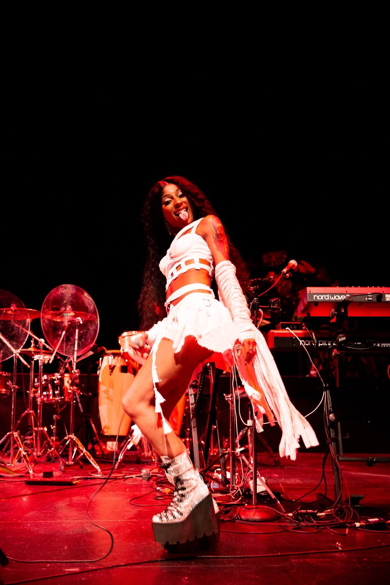 SFStylings's tweet photo. .@HEYMISSKAM x @Lovegroovefest ‘22
Styled by @TonaeLee ❤️🔥
(Photos by: mr_gustavo on IG)
#StyleFanaticStylings. https://t.co/F7qPDsbt3v