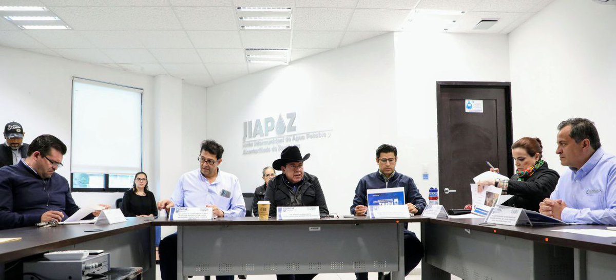 DavidMonrealA's tweet photo. Me encuentro en reunión de trabajo con la JIAPAZ y @ConaguaZac revisando los proyectos de rehabilitación de la red hídrica y perforación de pozos para el mejoramiento del servicio de agua potable. Es una prioridad que estamos atendiendo de manera responsable e inmediata. https://t.co/6bGdlqziGP