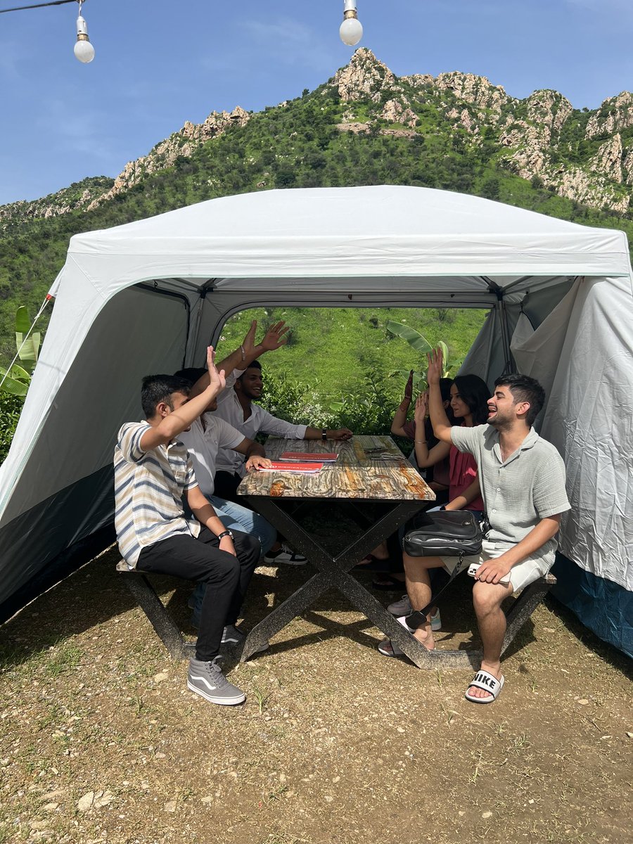 Digification_'s tweet photo. Looks like optimism and positivity are flowing with the monsoon. ❇️🤟
Look at our ADMCP 22J outdoor class, full of insightful discussions and creative thinking.☀️
#Digification #ADMCP #DigitalMarketing #LearnDigitalMarketing #Rajasthan #Udaipur #Marketing #OutdoorClassroom https://t.co/L5gur6NFb7