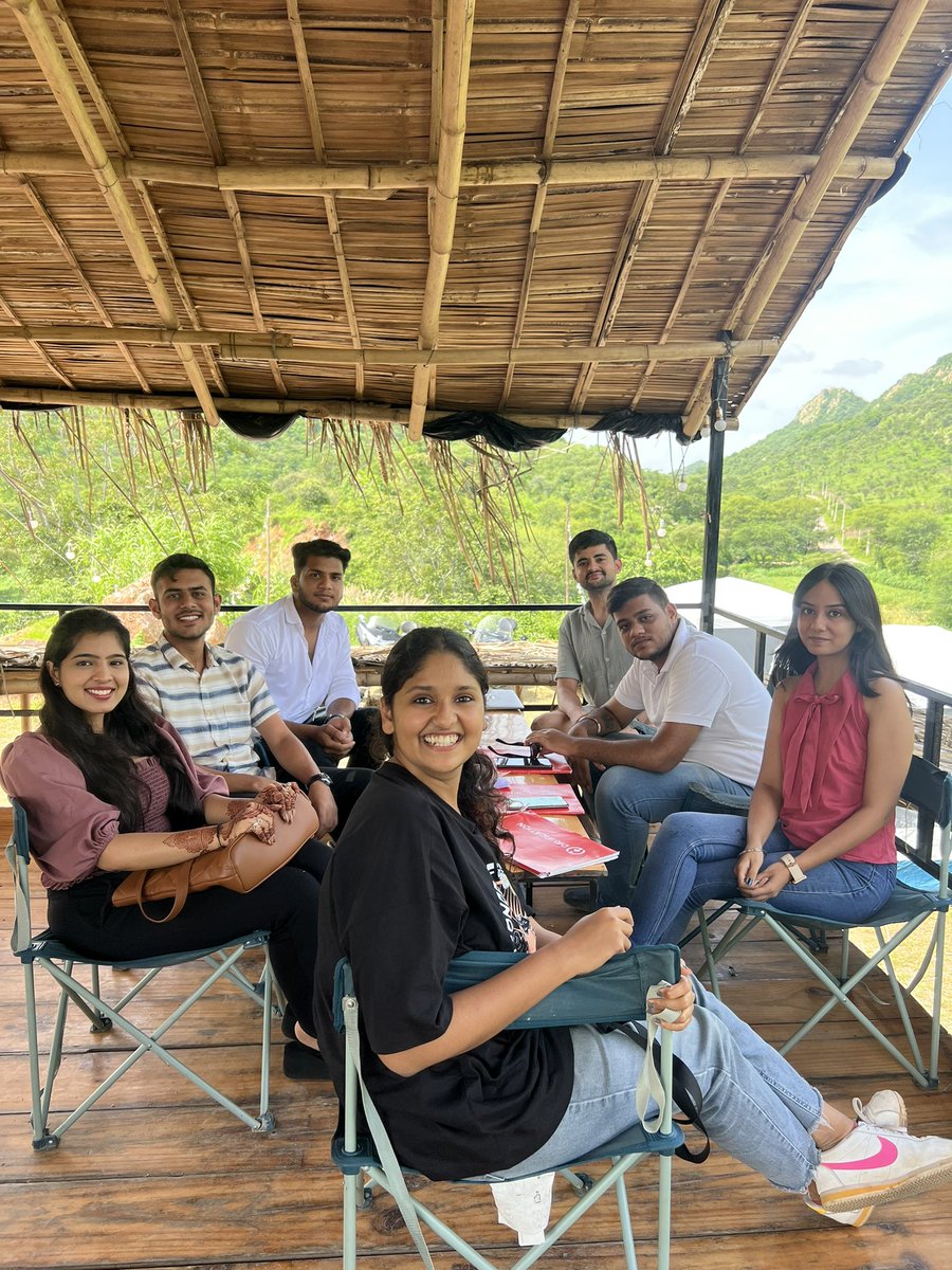 Digification_'s tweet photo. Looks like optimism and positivity are flowing with the monsoon. ❇️🤟
Look at our ADMCP 22J outdoor class, full of insightful discussions and creative thinking.☀️
#Digification #ADMCP #DigitalMarketing #LearnDigitalMarketing #Rajasthan #Udaipur #Marketing #OutdoorClassroom https://t.co/L5gur6NFb7