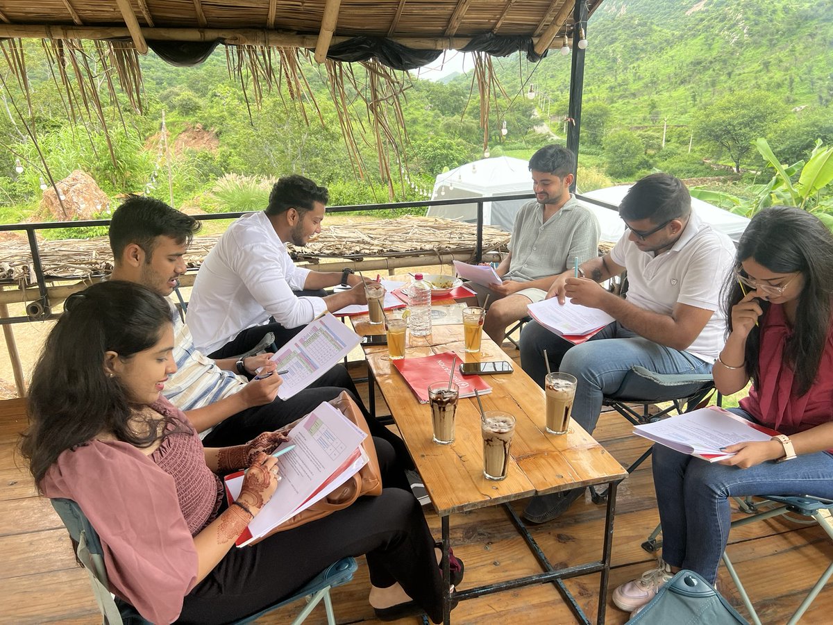 Digification_'s tweet photo. Looks like optimism and positivity are flowing with the monsoon. ❇️🤟
Look at our ADMCP 22J outdoor class, full of insightful discussions and creative thinking.☀️
#Digification #ADMCP #DigitalMarketing #LearnDigitalMarketing #Rajasthan #Udaipur #Marketing #OutdoorClassroom https://t.co/L5gur6NFb7