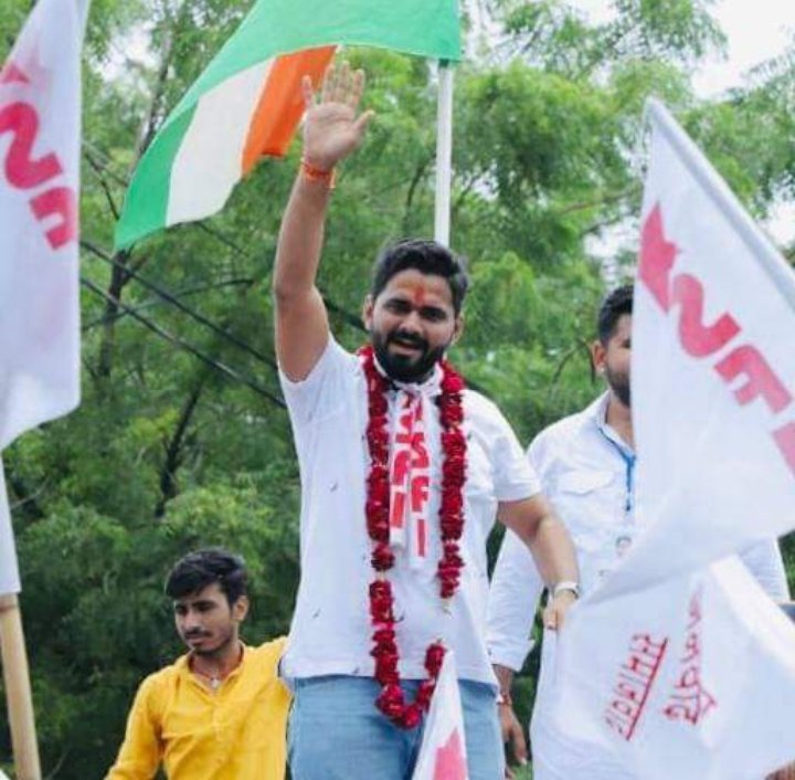 Premshankar_SFI's tweet photo. #जय_नारायण_व्यास_विश्विद्यालय, जोधपुर से #SFI के #अरविंद_सिंह_भाटी को जीत की हार्दिक बधाई व शुभकामनाएं। 🎉💐✌️
लाल सलाम
#voteforsfi https://t.co/7rBjXznh7G