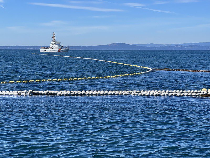GardeCotiereCAN's tweet photo. #GCCEnDirect MISE À JOUR au sujet de l'Aleutian Isle qui a coulé, État de Washington: alors que la @USCGPacificNW entame le processus de renflouement du navire, nous sommes prêts à intervenir si du carburant diesel est libéré et traverse les eaux canadiennes. https://t.co/7km4i1Jp5M