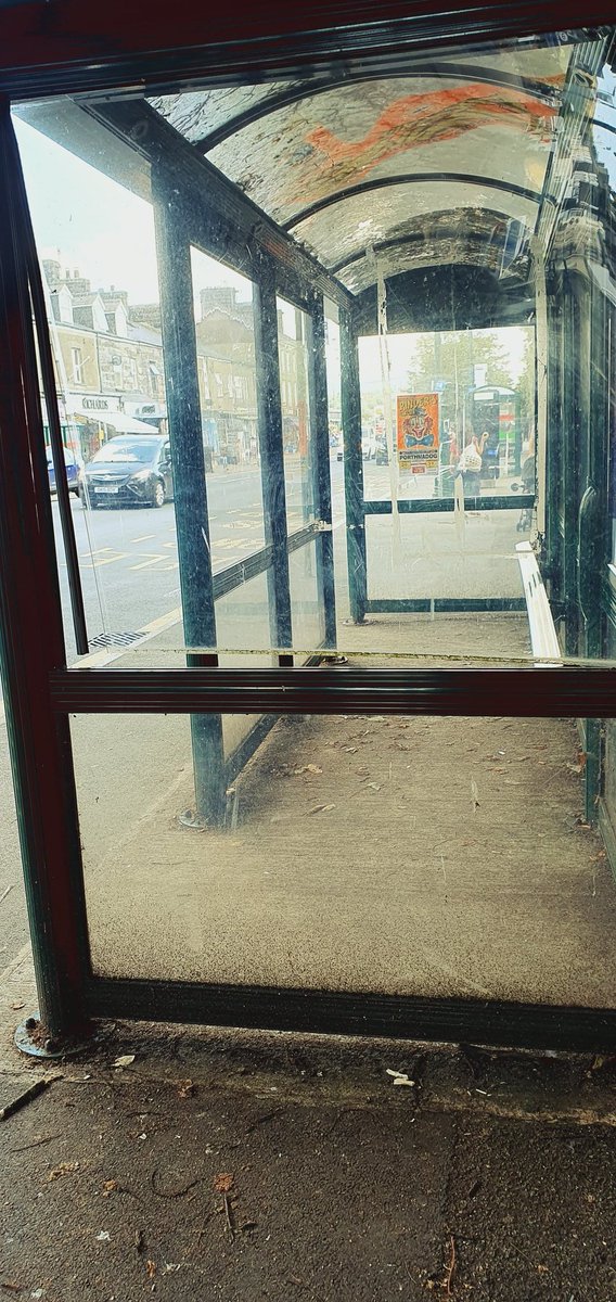 coliseumcinema's tweet photo. Bus shelter damage.
Please repair before injury or theft

#Porthmadog Y Parc @TrawsCymru_ @CyngorGwynedd @NiaJeffreys 
Diolch https://t.co/wfWeBKs1uK