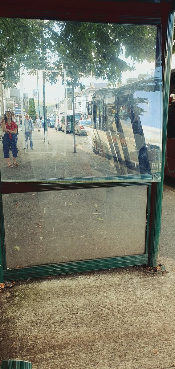 coliseumcinema's tweet photo. Bus shelter damage.
Please repair before injury or theft

#Porthmadog Y Parc @TrawsCymru_ @CyngorGwynedd @NiaJeffreys 
Diolch https://t.co/wfWeBKs1uK