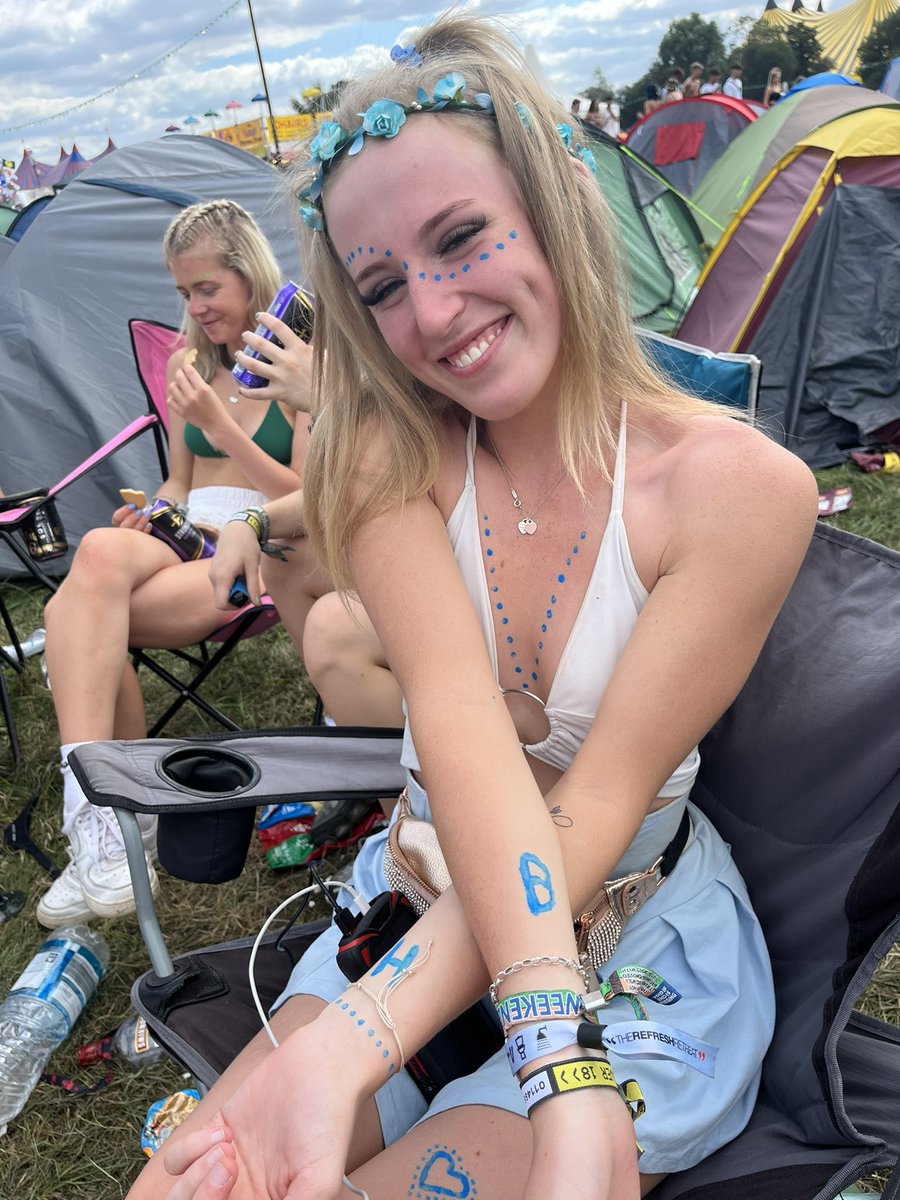 ellsjnx's tweet photo. the big screen😝 #readingandleeds #readingfestival #NoMusicOnADeadPlanet  #nomusiconadeadplanet https://t.co/bP26J0x44E