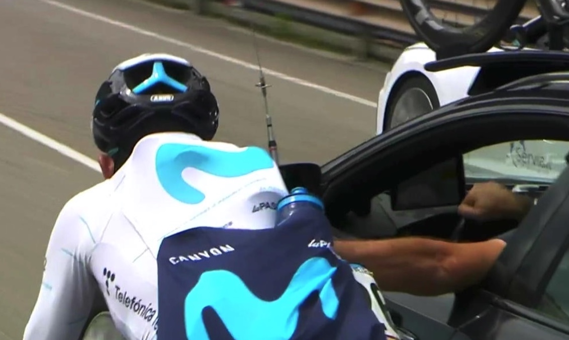 Movistar_Team's tweet photo. @EnricMasNicolau @alejanvalverde @PhotoGomezSport 🚴‍♂️ Visitita al @volvocares, para recoger unos 🍼 @Elite_cycling #eliteFLY, y...

📣 "¡𝐒𝐄𝐑𝐕𝐈𝐂𝐄! ✋ ¡𝐒𝐄𝐑𝐕𝐈𝐂𝐄!"

@Nelsoliveira89 🚂🇵🇹

#LaVuelta22 https://t.co/xKuUp81XUj