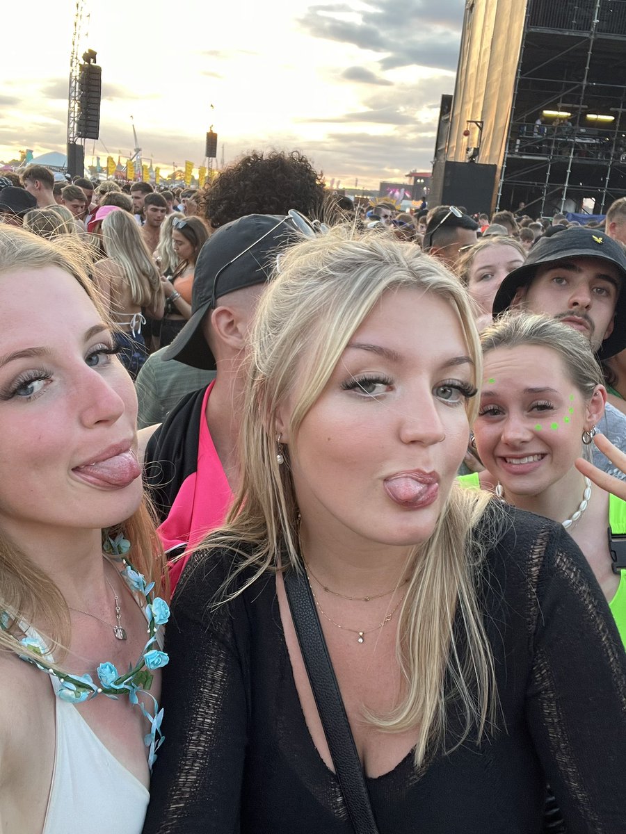 ellsjnx's tweet photo. here for polo and santan🥹#NoMusicOnADeadPlanet #readingfestival https://t.co/ZgHPGinDfD