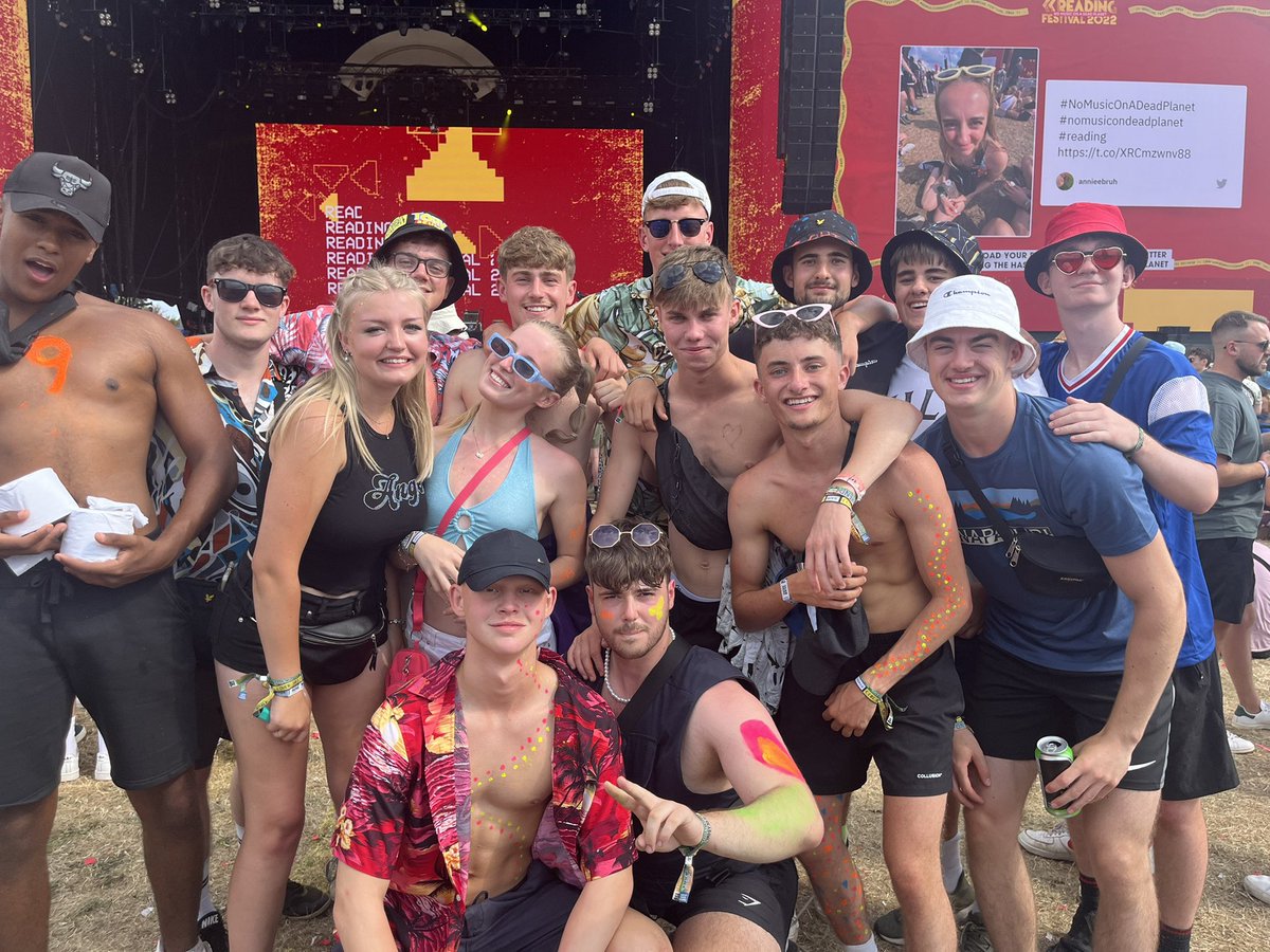 ellsjnx's tweet photo. THE LATHUMS❤️mum i made it !#NoMusicOnADeadPlanet #readingfestival2022 https://t.co/xChqlxoNSL