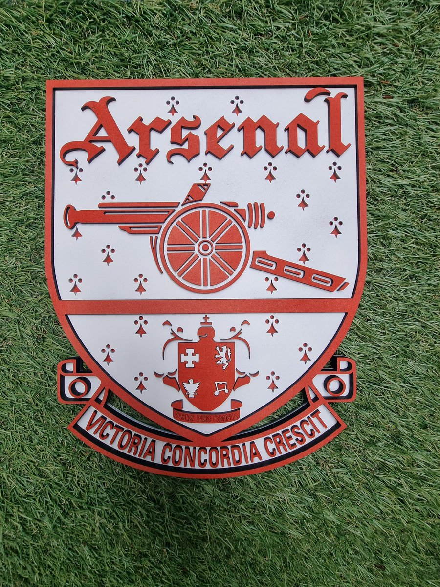 sliney66's tweet photo. ⚠️ 🚨 COMPETITION TIME 🚨 ⚠️ 
WIN A WOODEN BADGE OF YOUR CHOICE IF ARSENAL SCORE 2 GOALS TODAY. JUST FOLLOW,LIKE AND RETWEET TO ENTER.
 CHECK OUT ALL OUR BADGES AT https://t.co/i6SqWXD9lA 
#Arsenal #ARSFUL #AFC #Gooners #GoonerFamily #northlondonforever #ARSENALFC #COYG #FOYS https://t.co/BCpDBCzouq