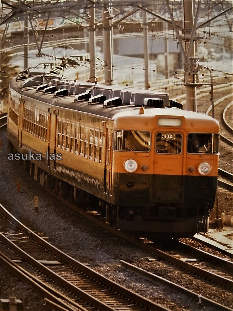 asukalas's tweet photo. #165系
#フィルムカメラ
#AE1P
午後のピカピカしたカーブを行く
線路からのレフで大目玉が美しい。
端正な顔立ち https://t.co/lArYczWQog