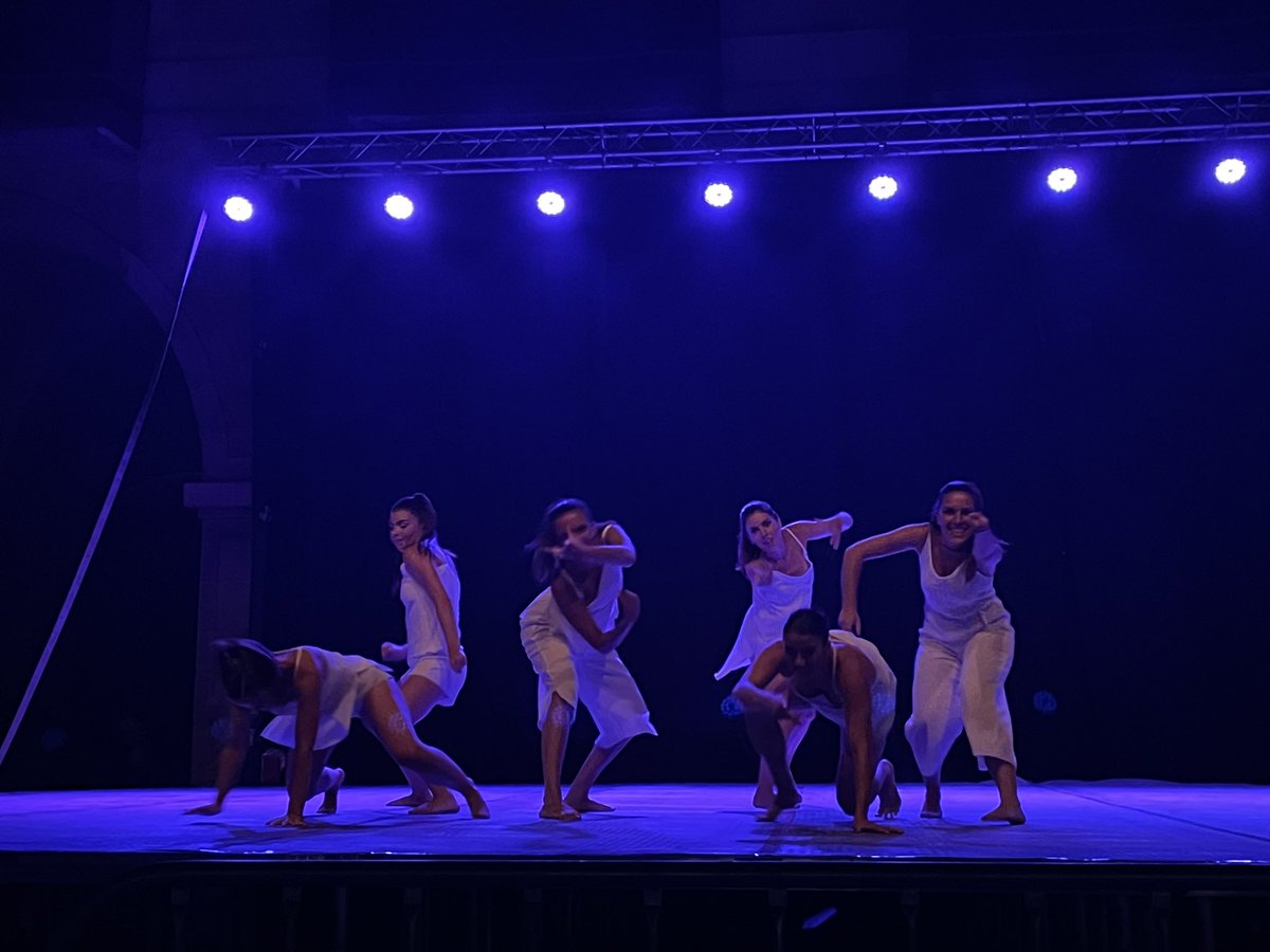 nuria_masgrau's tweet photo. Sigui abans, “#Mentrestant” o després… però que hi sigueu @EsbartManresa perquè poguem continuar gaudint plegats de la #dansatradicional . Gràcies pel fantàstic i emotiu espectacle d’ahir nit en el marc de la #fmm22 https://t.co/8knPU8OccP