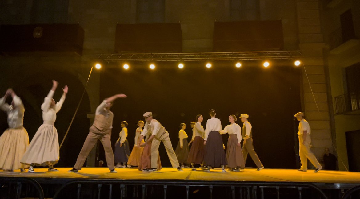 nuria_masgrau's tweet photo. Sigui abans, “#Mentrestant” o després… però que hi sigueu @EsbartManresa perquè poguem continuar gaudint plegats de la #dansatradicional . Gràcies pel fantàstic i emotiu espectacle d’ahir nit en el marc de la #fmm22 https://t.co/8knPU8OccP