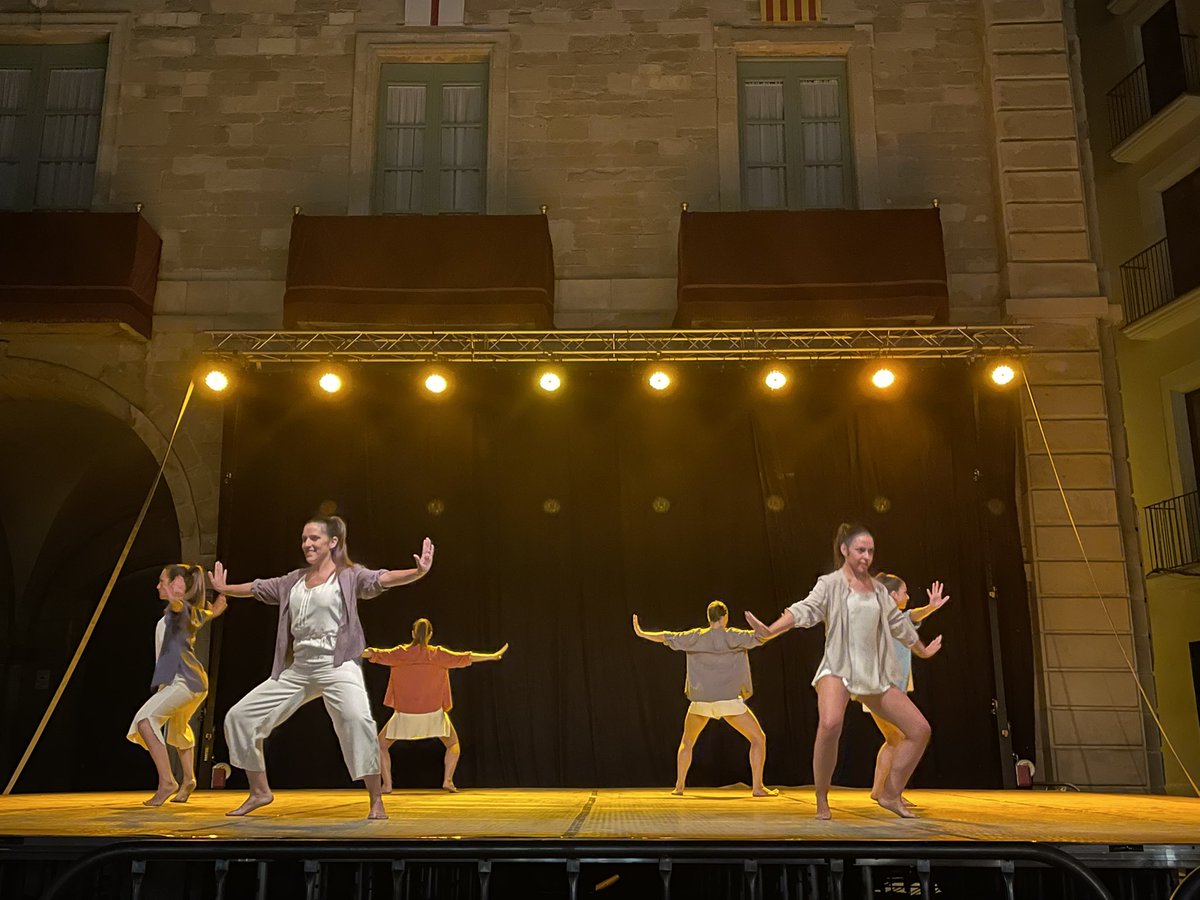 nuria_masgrau's tweet photo. Sigui abans, “#Mentrestant” o després… però que hi sigueu @EsbartManresa perquè poguem continuar gaudint plegats de la #dansatradicional . Gràcies pel fantàstic i emotiu espectacle d’ahir nit en el marc de la #fmm22 https://t.co/8knPU8OccP