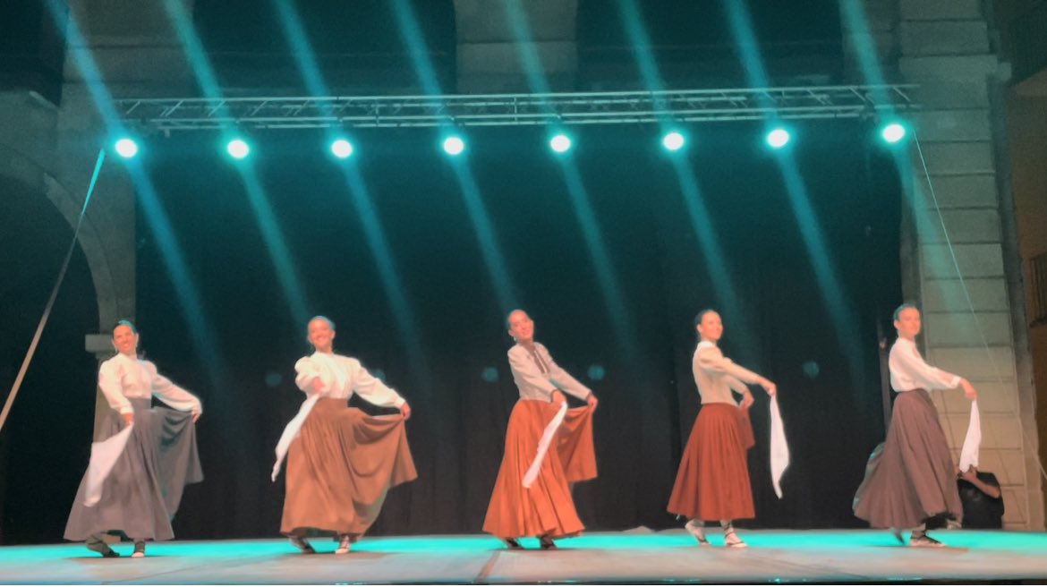 nuria_masgrau's tweet photo. Sigui abans, “#Mentrestant” o després… però que hi sigueu @EsbartManresa perquè poguem continuar gaudint plegats de la #dansatradicional . Gràcies pel fantàstic i emotiu espectacle d’ahir nit en el marc de la #fmm22 https://t.co/8knPU8OccP