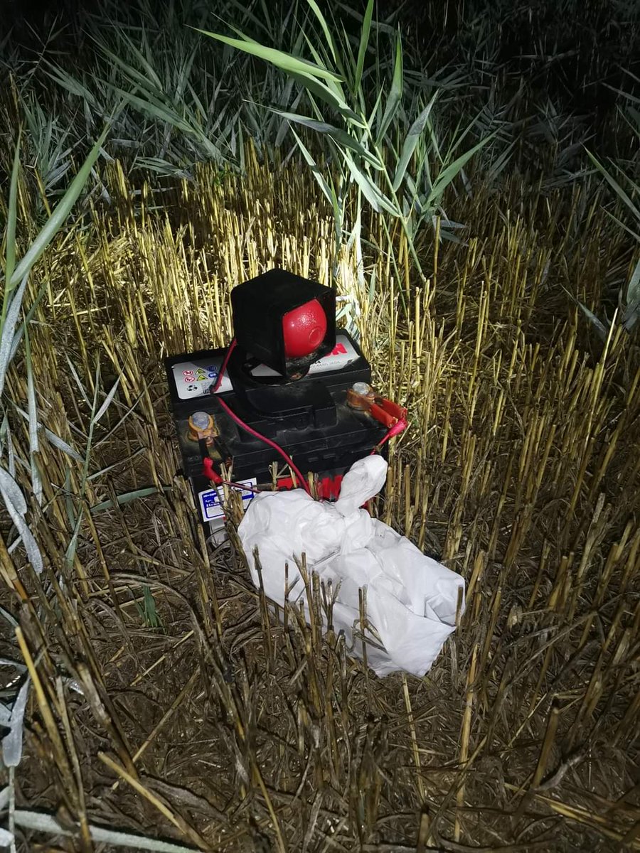 BirdLifeSerbia's tweet photo. Burna noć: na 2 lokacije kod Sečnja otkrivene zakonom zabranjene elektronske vabilice za prepelice. Počinioci otkriveni brzom akcijom policajaca iz stanice u Sečnju.

#stopkrivolovu #stopbirdcrime #DZPPS #BPSSS #BirdLifeSerbia https://t.co/2x9i7dkJG2