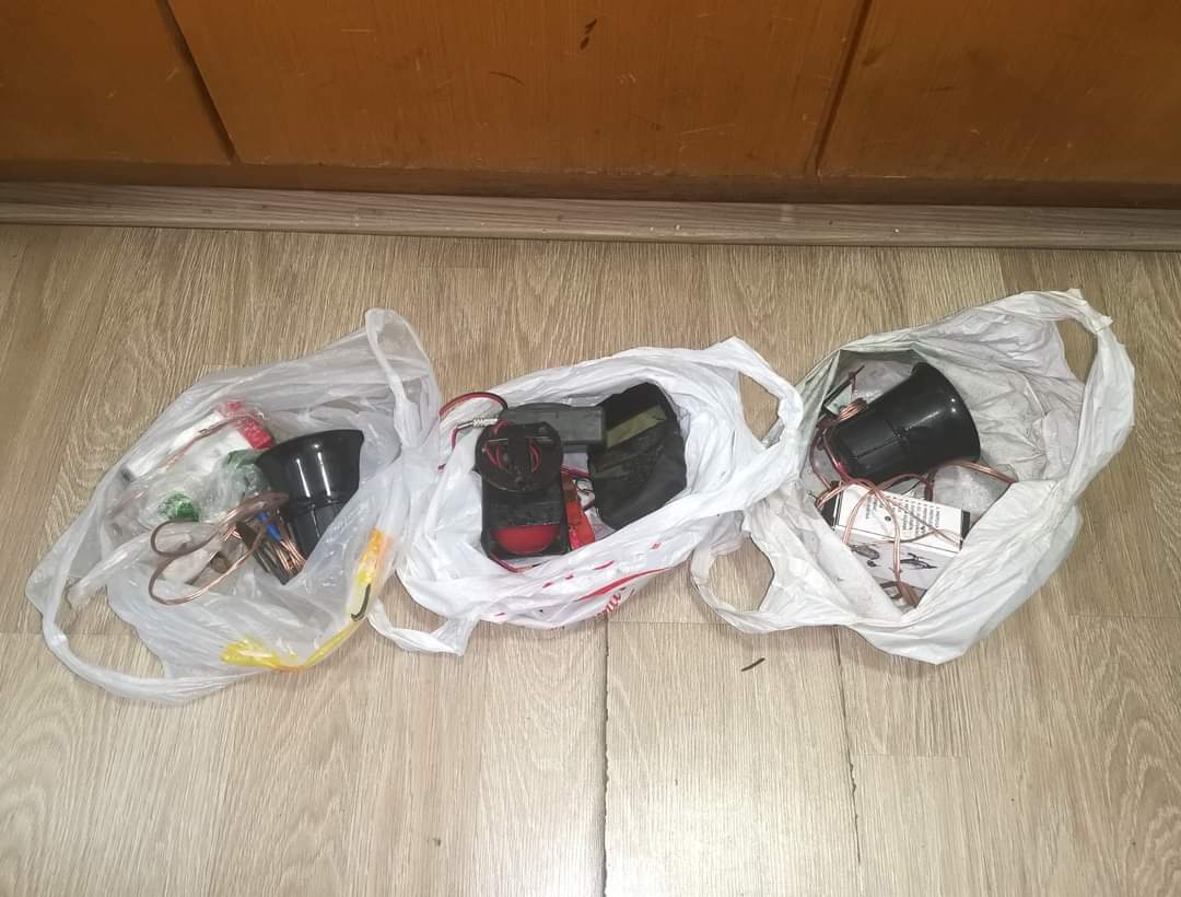 BirdLifeSerbia's tweet photo. Burna noć: na 2 lokacije kod Sečnja otkrivene zakonom zabranjene elektronske vabilice za prepelice. Počinioci otkriveni brzom akcijom policajaca iz stanice u Sečnju.

#stopkrivolovu #stopbirdcrime #DZPPS #BPSSS #BirdLifeSerbia https://t.co/2x9i7dkJG2