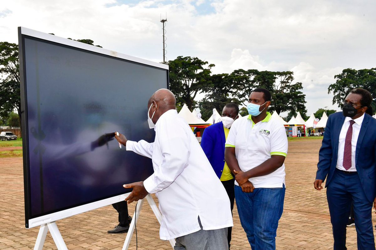 akajosh1's tweet photo. President @KagutaMuseveni Digitally commissioned @NITAUganda1's Regional ICT Infrastructure &amp; E-Government Services. He reaffirmed @GovUganda's commitment to #DigitizeUg 

@NITAUgandaED https://t.co/jygligUeej