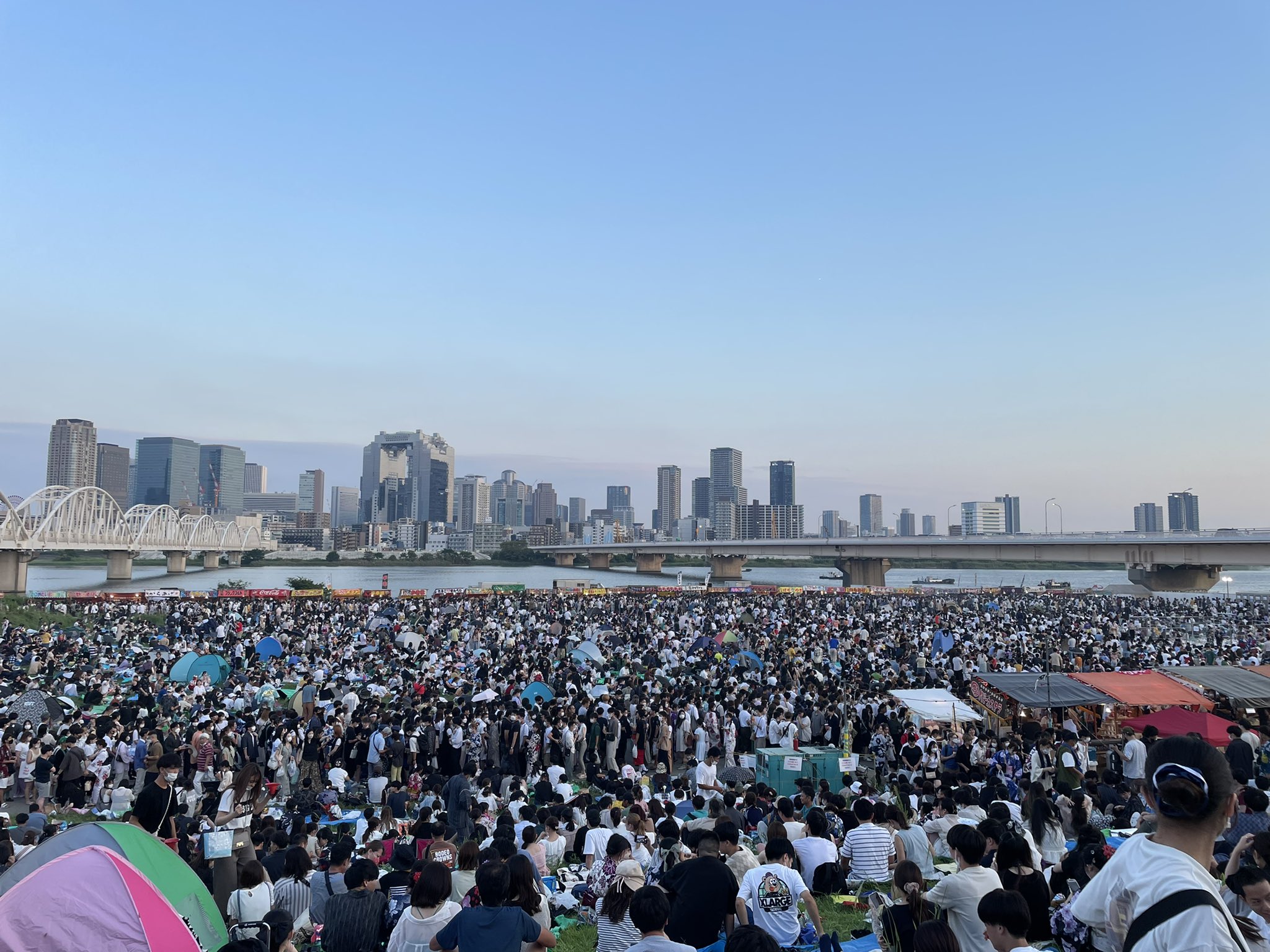 تويتر しょーま على تويتر なにわ淀川花火大会 18時過ぎです 有料席に1番近い十三側の無料席は人がヤバすぎる うえに5gにもかかわらず通信速度が遅すぎる T Co Po56elnge9