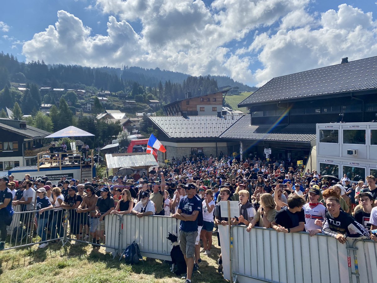 UCI_MTB's tweet photo. This crowd 🔥 

#LesGets2022 https://t.co/07Zqh8sZ0o
