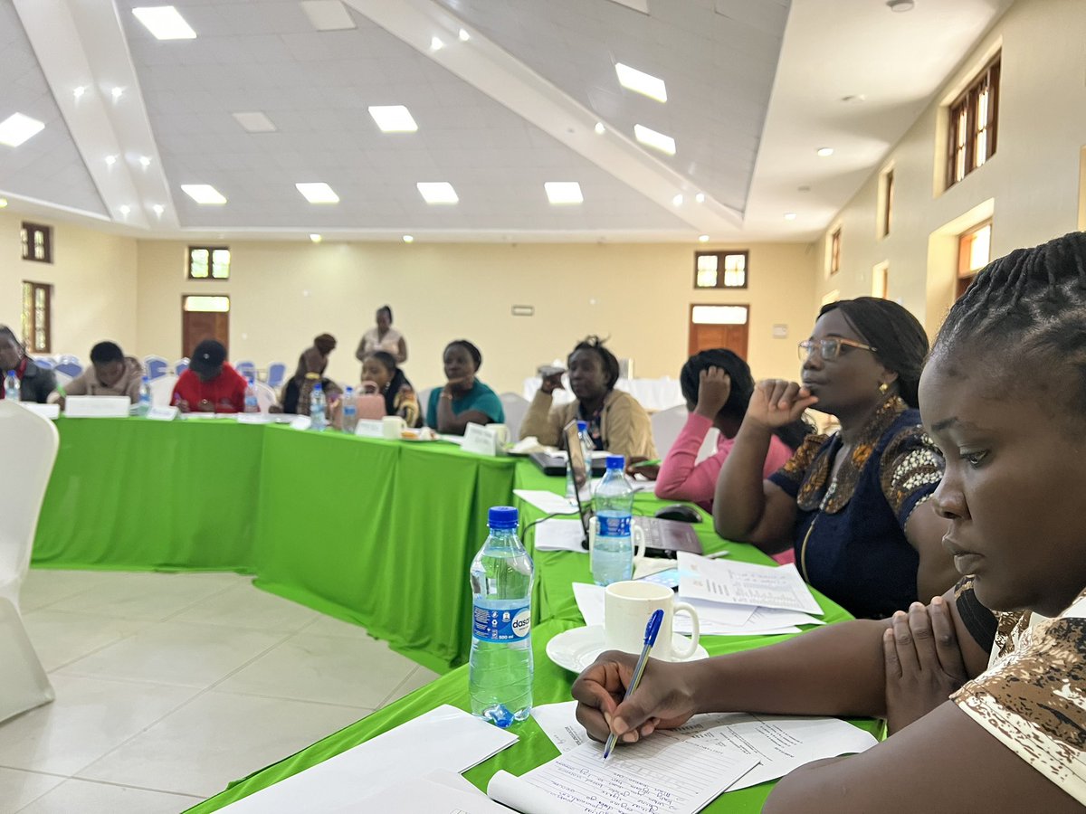 nakitare's tweet photo. Can journalists afford a digital detox @CeciliaMaundu #DigitalSecurityKE
#GendersndTechKE big dilemma especially for reporters @APC_News @IawrtK @josebigg @marvinmwavita @VictoriahSinda2 @MercyNgoya6 @karolcheza @Kakai_Barbara https://t.co/8EqaEGJEy4