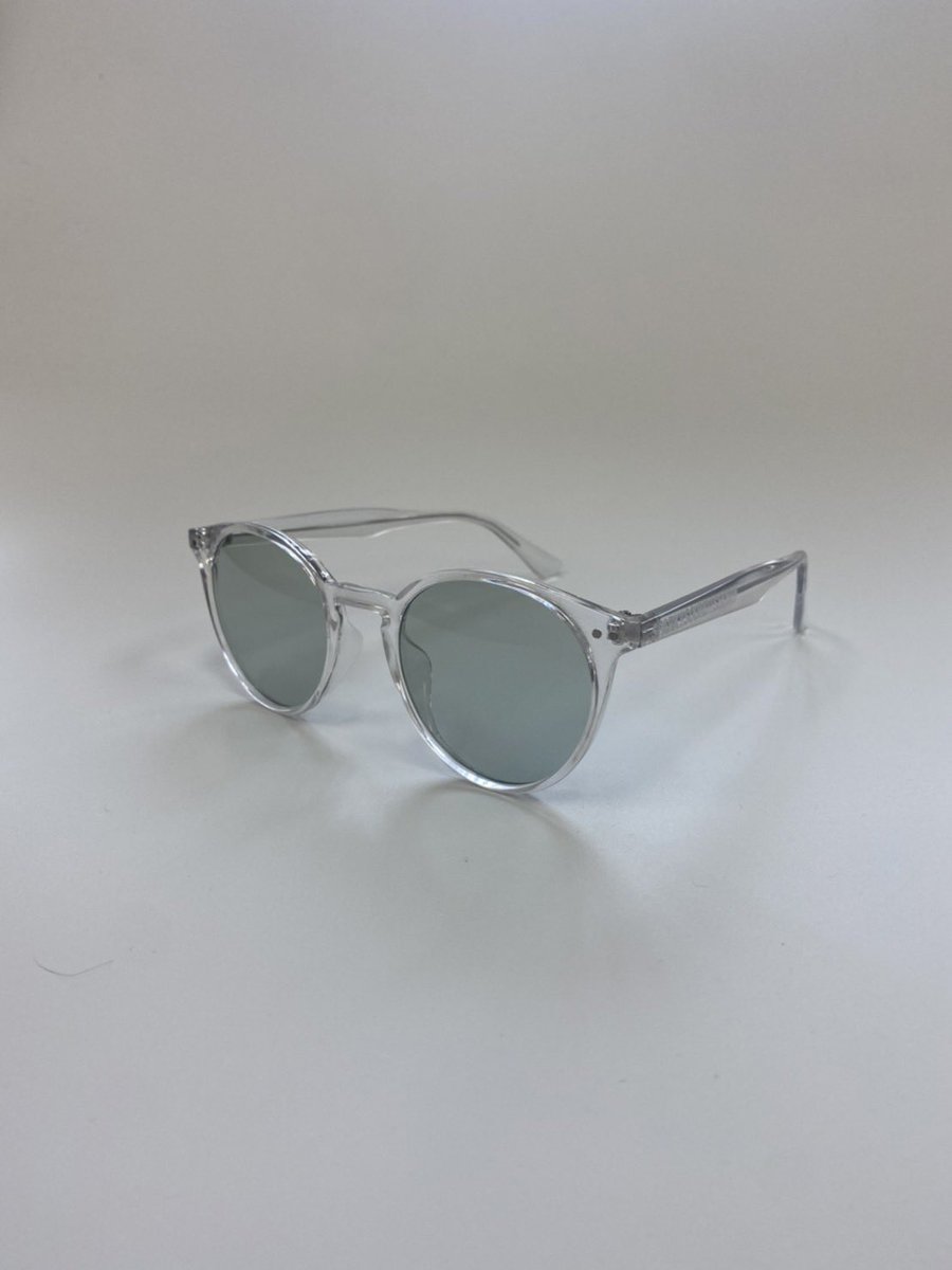 susasiii's tweet image. 【NEW ITEM②】
SPARK!!SOUND!!SHOW!!
&quot; Sunglasses&quot;
クリアフレームにグリーンカラーのレンズを使用したサングラス。
フレームにはロゴが、メガネケースにはネオンロゴがプリントされています。
普段使いにもぴったりなデザインでオシャレです、君もオシャレさんの仲間入りだ。
明日から販売開始。