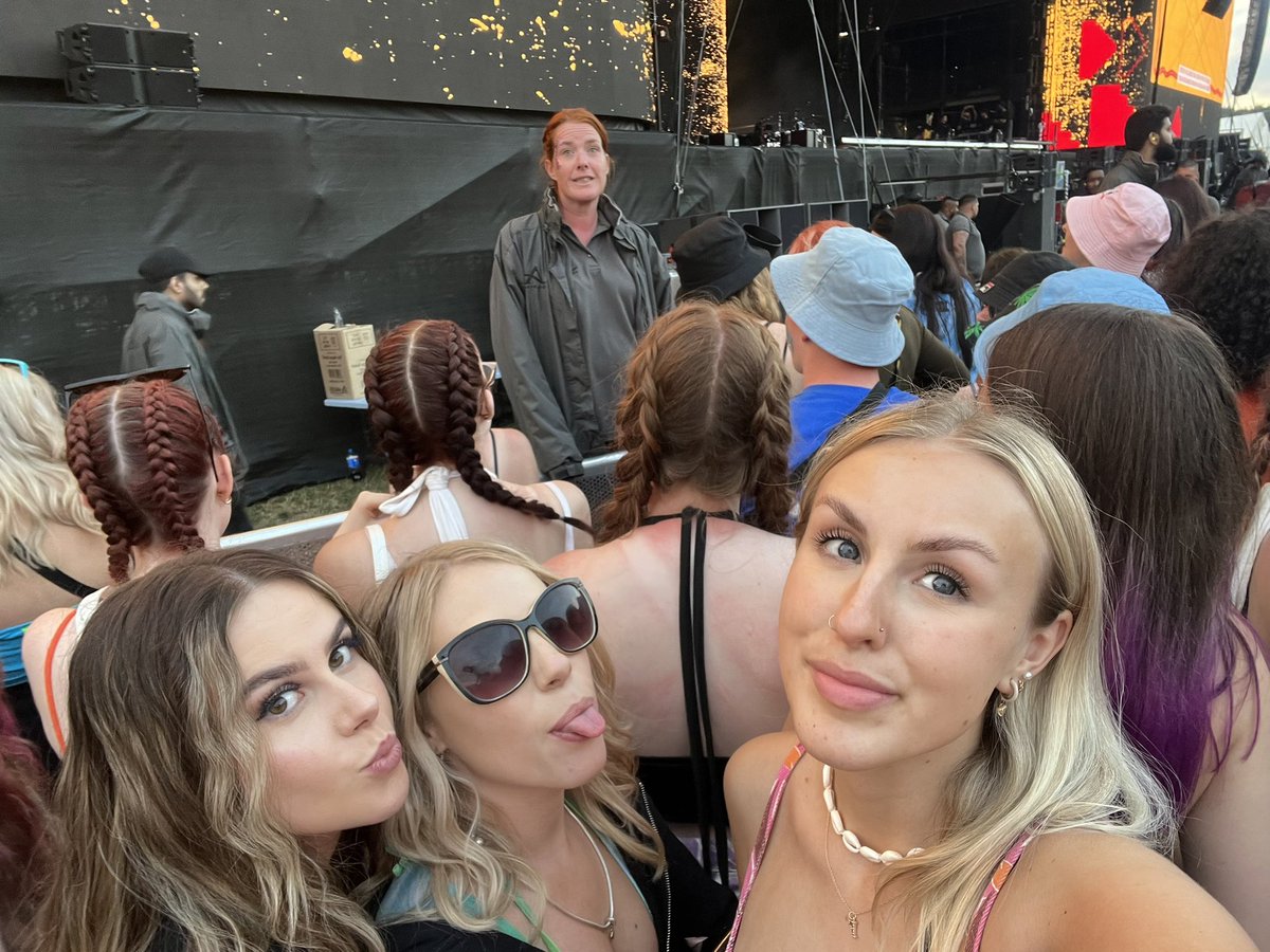 LucyGraceBaker's tweet photo. HALSEYYYY #NoMusicOnADeadPlanet #LeedsFestival https://t.co/AaqmhUUC2w