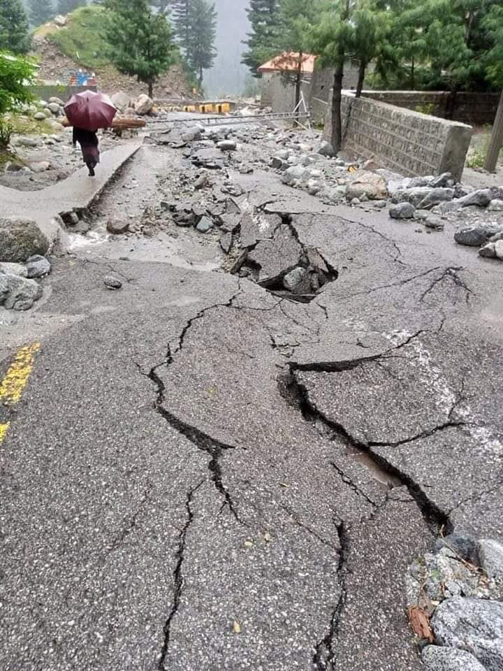FakharZamanLive's tweet photo. My heart goes out to all the victims of this unprecedented rain and flood across Pakistan. The need of the hour is to help them in whatever way you can.

May ALLAH have generosity upon my country. Ameen https://t.co/I18moN5rCp