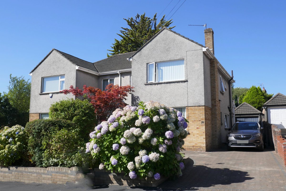 mansellsprop's tweet photo. FOR SALE: 3 Bed Hall to Hall Style Semi Det House, in Heol Lewis, Rhiwbina, Guide Price £440,000 https://t.co/Kzx18aSmIv https://t.co/H2i7MdiDNd