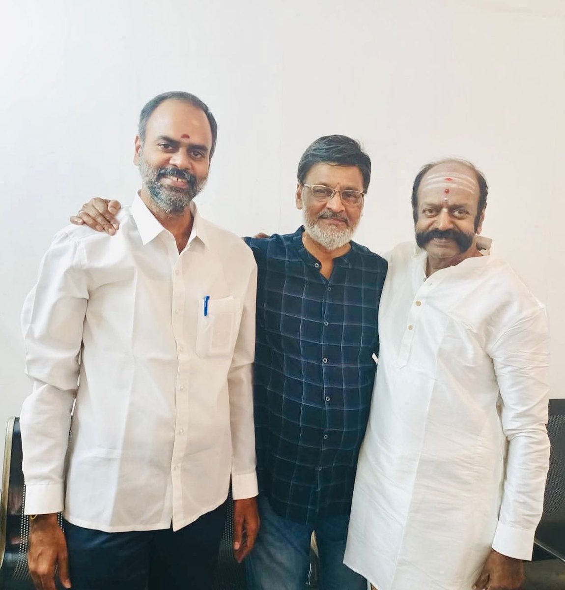 தமிழ் திரைப்பட #திரைக்கதாசிரியர் மற்றும் நடிகருமான திரு.கே.#பாக்யராஜ் அவர்களுடன் முன்னாள் திரையரங்கு உரிமையாளர் மற்றும் திரைப்பட தயாரிப்பாளருமான திரு.எஸ்.வி.எஸ்.வைரவன் அவர்கள் மரியாதை நிமித்தமாக ஓர் இனியசந்திப்பு 🥰

<a href="/TTVDhinakaran/">TTV Dhinakaran</a> <a href="/ungalKBhagyaraj/">K Bhagyaraj</a> #Bhagyaraj #Tfpc #AMMK