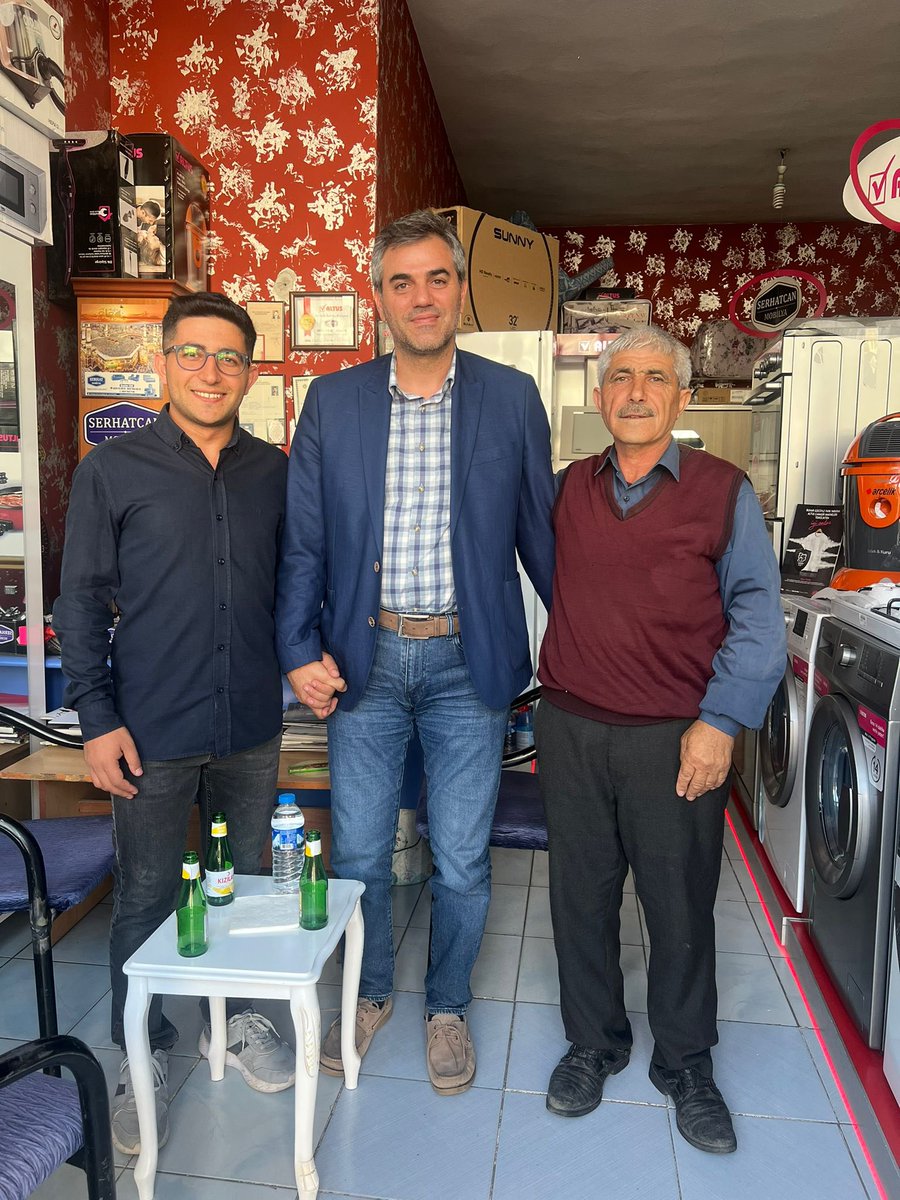 talibuzun's tweet photo. Haydar Amca sekiz çocuğunun yedisini üniversite mezunu yapmış. Kalan birisi baba ocağını tüttürecek. Kars gezime Haydar Amca’nın gülen yüzü, bitmeyen enerjisi ve duası eşlik etti. Allah hayırlı uzun bir ömür nasip etsin. https://t.co/GybyZvJaw7