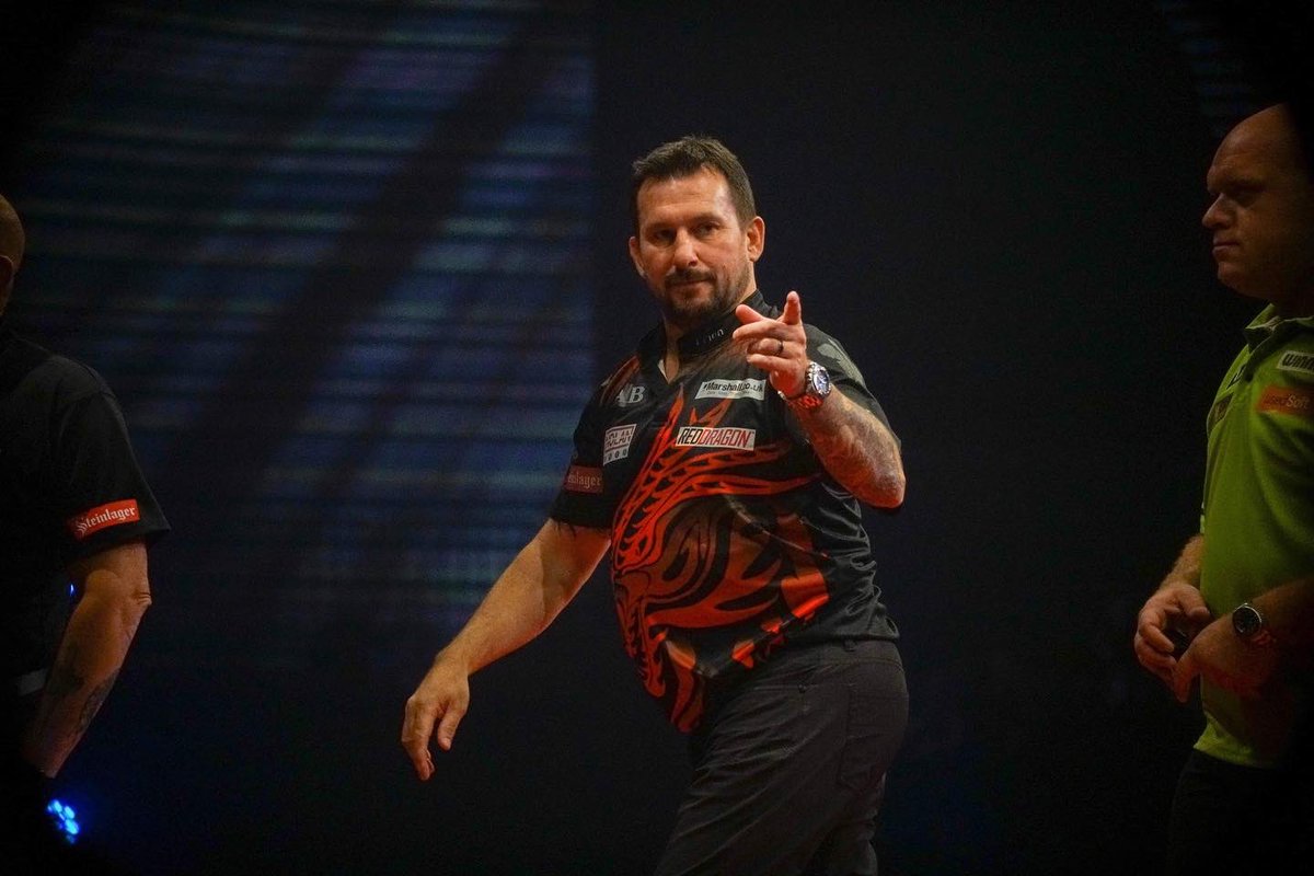 OfficialDPA's tweet photo. Third Quarter Final sees Jonny Clayton up against Michael van Gerwen. 🇳🇱🏴󠁧󠁢󠁷󠁬󠁳󠁿🎯 @OfficialPDC @OfficialDPA @nz_tab @FOXSports @SENZ_Radio https://t.co/JLKihPVXDG
