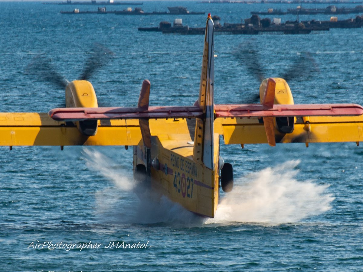 jmanatol's tweet photo. #BuenosDias
#Sabado
¿Un chapuzón refrescante para comenzar el día?
Los #FOCA @vikingairltd #CL215T y #CL415 del #43Grupo del @EjercitoAire lo hacen para cargar 6000L de agua durante horas si hay #IIFF activos como ese día en la #RiaArousa 

#Corsarios43
#DondePongoElOjoMojo https://t.co/376QzOY2hH