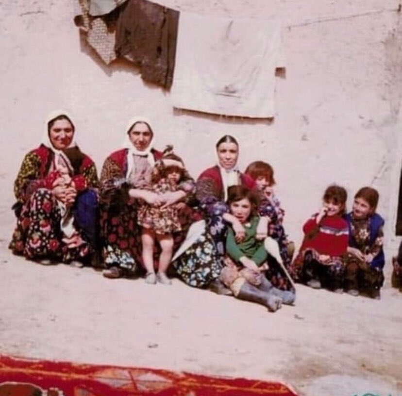 BitlisName's tweet photo. 1980, Geleneksel kıyafetler içerisinde Kürt kadınları ve çocuklar …

Konya, Kulu (Karacadağ) https://t.co/4TmSCklC9P