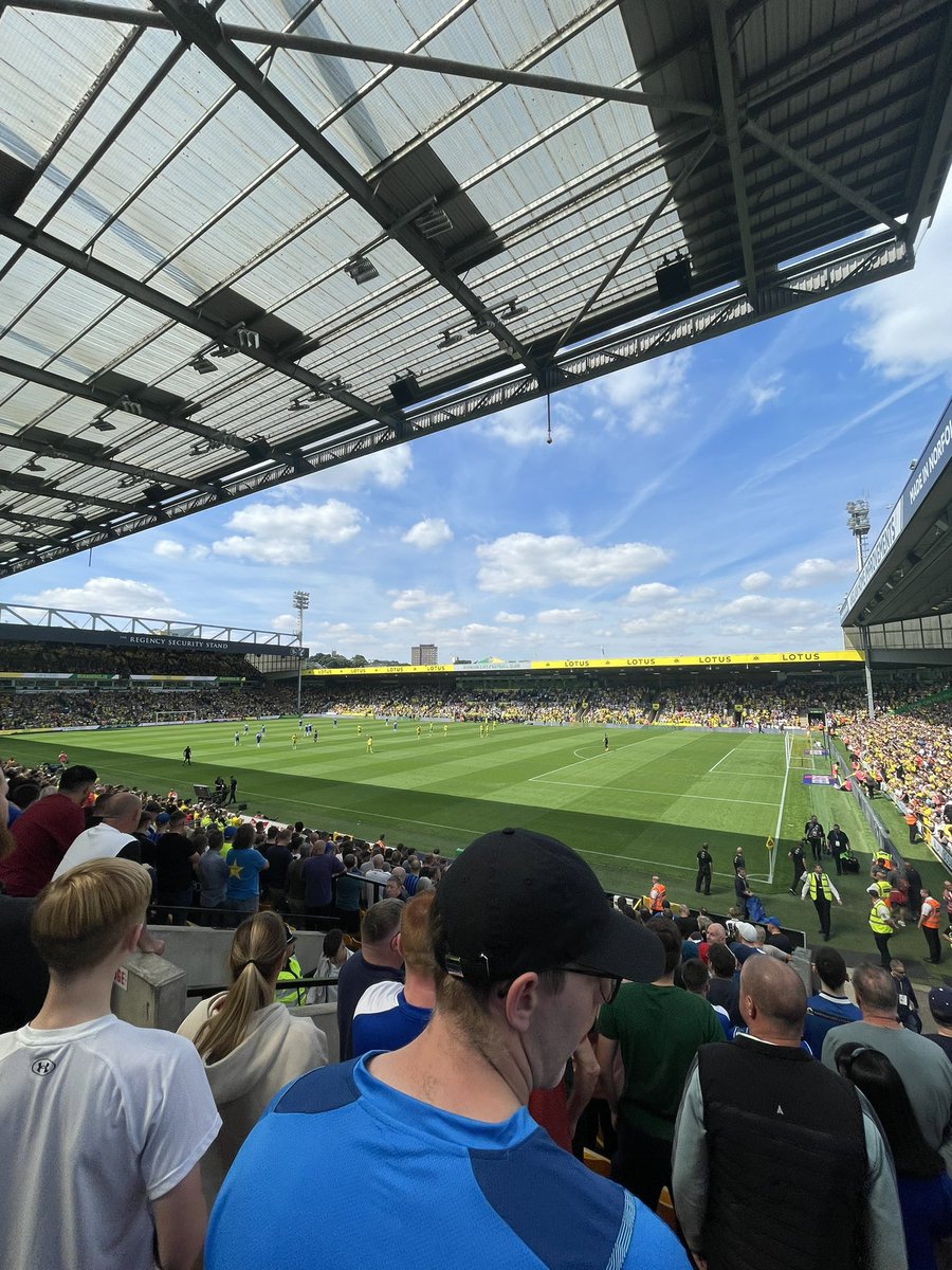 mccaigsufc's tweet photo. Three new grounds to tick off this month:

Carrow Road - 722m ✅
The Hawthornes - 404m ✅
Kenilworth Road - 506m ✅

1632 miles for 3 games😴
#sufc #wafc #blades #latics #twitterblades https://t.co/ewPgrVv69c