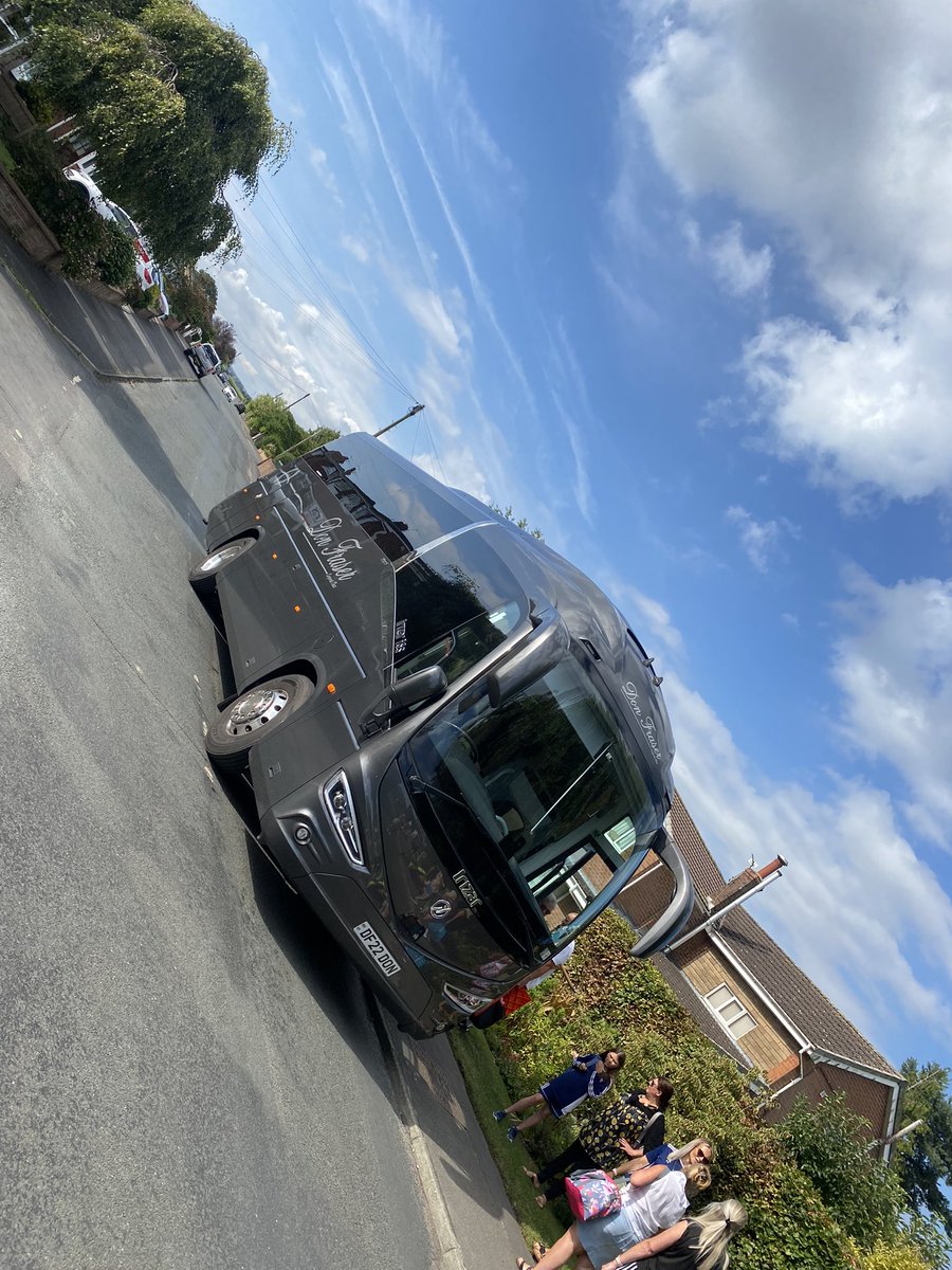 RSiansix's tweet photo. @RuffordCC travel to @CarnforthCc in style today, club sponsor #donfraser #jollyboysouting https://t.co/SY0Iwu2TCQ