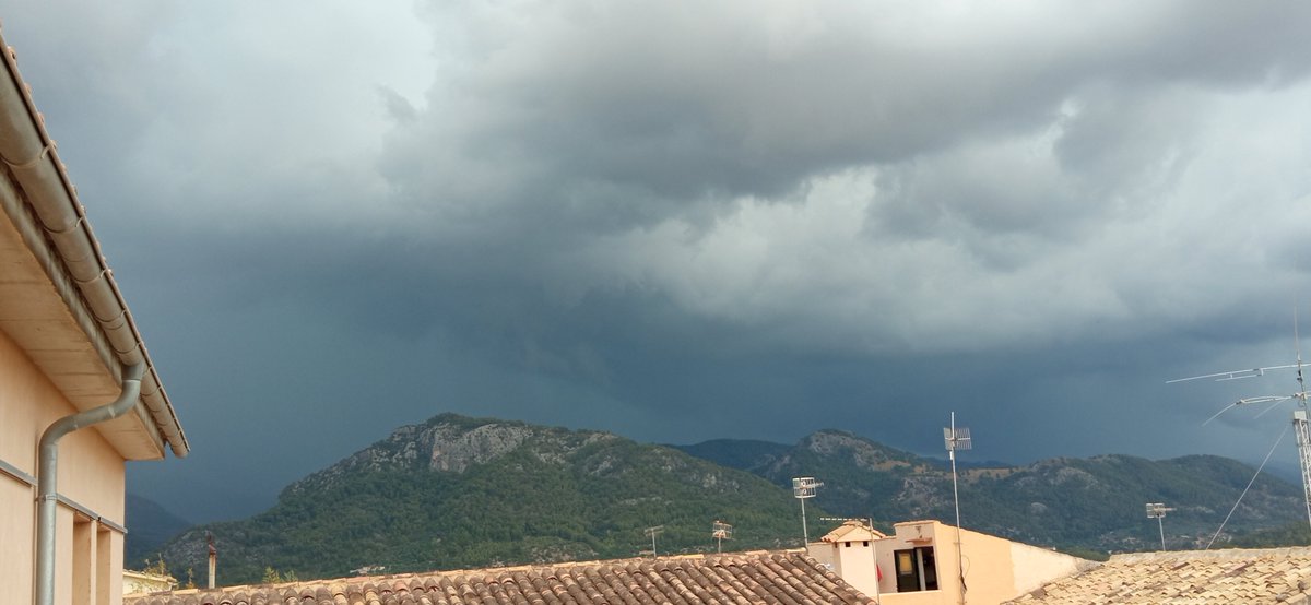 LlompartEnrique's tweet photo. Imatge de la tormenta que s'atraca
Ara mateix trona a #Moscari i s'atraca per Cala Tuent la tormenta.
@rbmeteonews @MiquelSalamanca https://t.co/eEqFvE9Xnu