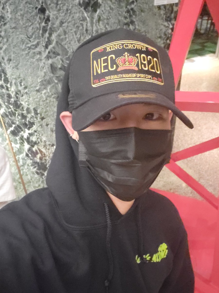 his lil ears sticking out ☹️☹️☹️