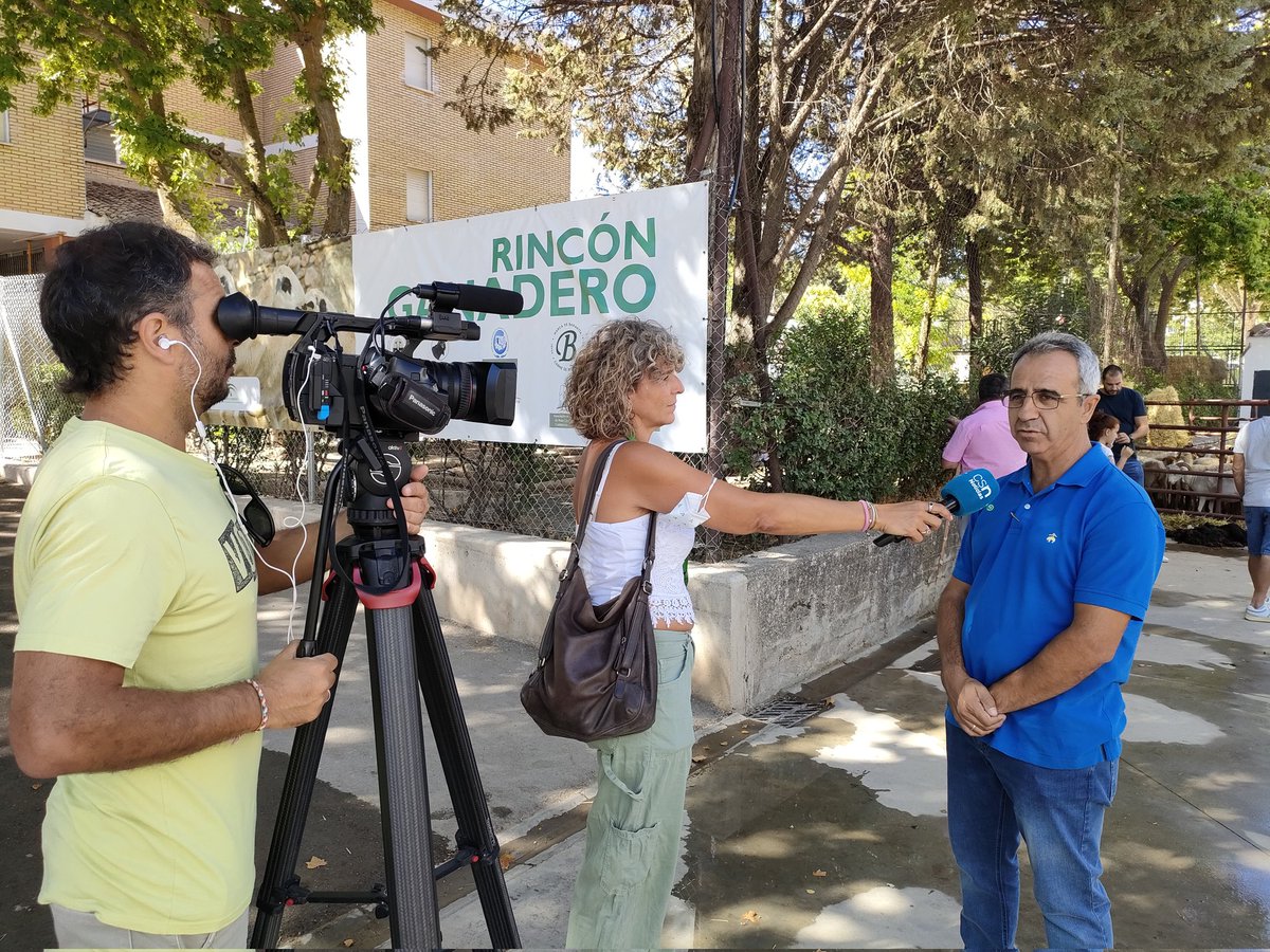 expohuelma's tweet photo. ExpoHuelma hoy en los informativos de @canalsur 📺🐐🐏
 
#ExpoHuelma #EH22 #ExpoHuelma2022 #AyuntamientodeHuelma #Huelma #SierraMagina #muchoquever #maginaenhuelma #descubremagina #vivemagina https://t.co/OE7FoSN0Vq