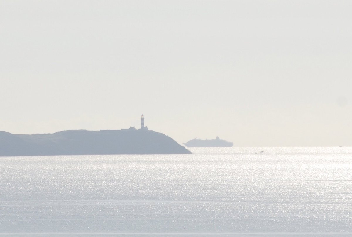 AlanMcC82's tweet photo. A stunning #silhouette of cruiser #MSAmadea as it approaches a lit-up Old Head of #Kinsale Lighthouse en route to #Cobh !😲🚢💡🏠🌊✨♥️ #WestCork #PureCork #Cork #KeepDiscovering #Ireland #shipsinpics #travel @pure_cork @corkbeo @PortofCork @wildatlanticway @discoverirl @deshocks https://t.co/ii206Ub097