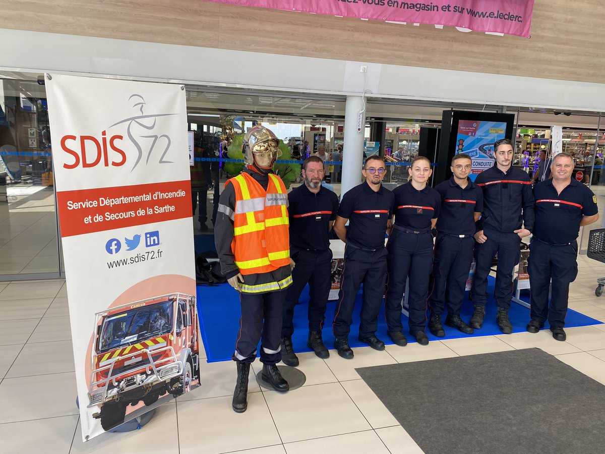 foulon_julien's tweet photo. Ce jour, les pompiers tiennent un stand de #promotion du #volontariat par les #SP du @PaysSabolien @SDIS_72  au centre @Leclerc de Solesmes / Sable https://t.co/FTLQHwq9eR