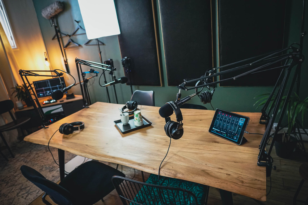studio__module's tweet photo. Micros ouverts. Prêts à exploser les stats d'écoute 📈😱
😂 

#podcastfr #podcastfrance #podcaststudio #podcaststudios #podcastproduction #podcaststudiosetup #studioaudio #studiopodcast #podcastParis #parispodcast #studiodenregistrement #podcaststudiorental #podcaststudi https://t.co/QqDXPsKroN