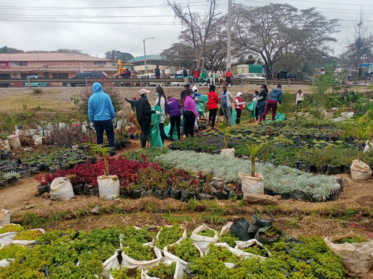 NarokYouthPa's tweet photo. Today some of the House members joined @AfyAfrika ,@LEAPAfrica @DowNewsroom @elfafrica1 in cleaning River Narok and it's environs in an effort to conserve and promote environmental conservation!
#YouthsDay2022
#Youthfulanduseful
#ELFat10 https://t.co/5ytVh5MsLS