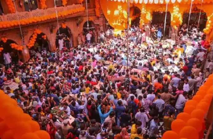 Two devotees died of suffocation in the ‘#BankeBihariTemple in #Mathura on #Janmashtami ! 

The accident caused because of devotees entering through the VIP entrance in the temple !

sanatanprabhat.org/english/62261.… 

#Stampede #MathuraNews #SaveHinduTemples